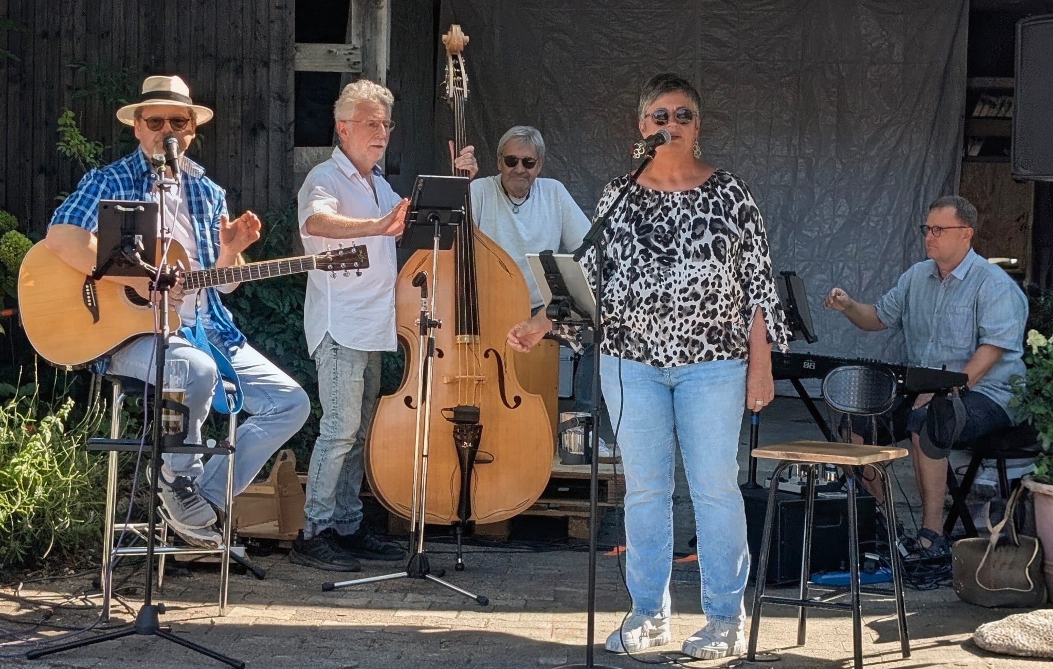 Die Musiker von UNIQUE! mit Gitarre, Keyboard und Akkordeon